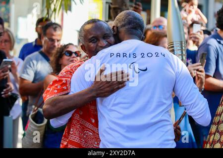Torch est arrivé dans la région Ile de France. Flame se rapproche du centre-ville de Paris et soyez prêt à allumer le principal chaudron paralympique Banque D'Images