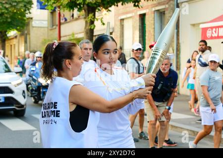 Torch est arrivé dans la région Ile de France. Flame se rapproche du centre-ville de Paris et soyez prêt à allumer le principal chaudron paralympique Banque D'Images
