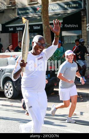 Torch est arrivé dans la région Ile de France. Flame se rapproche du centre-ville de Paris et soyez prêt à allumer le principal chaudron paralympique Banque D'Images