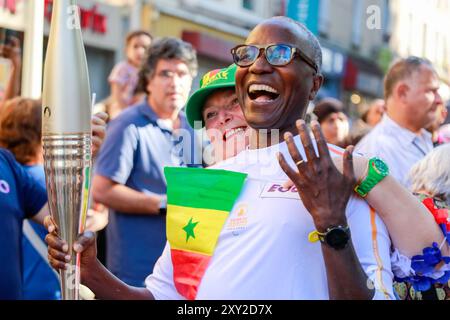 Torch est arrivé dans la région Ile de France. Flame se rapproche du centre-ville de Paris et soyez prêt à allumer le principal chaudron paralympique Banque D'Images