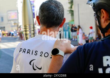 Torch est arrivé dans la région Ile de France. Flame se rapproche du centre-ville de Paris et soyez prêt à allumer le principal chaudron paralympique Banque D'Images