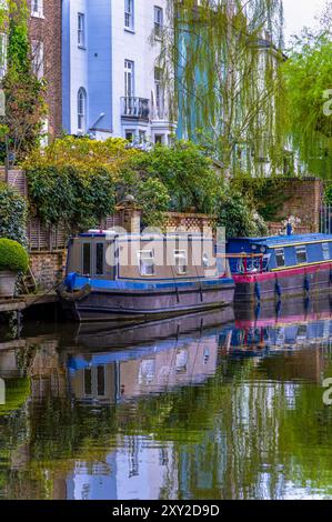 Deux bateaux étroits ou péniches en bois bleu et brun amarrés et amarrés dans le quartier résidentiel de Maida Vale, sur la promenade au-dessous de la typique VI Banque D'Images