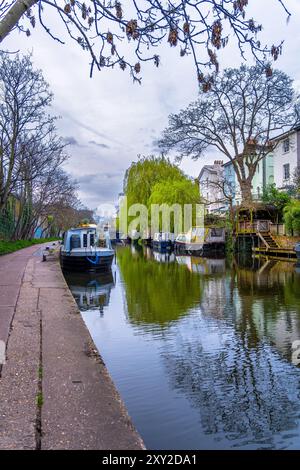 Des bateaux étroits colorés et des péniches étroites amarrés et amarrés sur la rivière dans le quartier résidentiel de Maida Vale. Londres. Banque D'Images