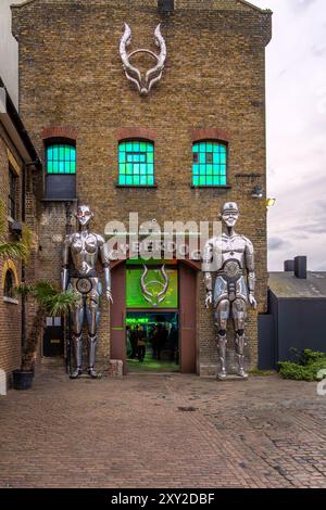 Façade du légendaire magasin de vêtements cyber et de danse Cyberdog avec deux robots métalliques géants à l'entrée du marché de Camden. Londres. Banque D'Images