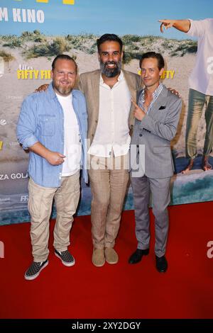 Axel Stein, Regisseur Alireza Golafshan und Tom Schilling BEI der ‚Alles Fifty Fifty“ première du film AM 27.08.2024 à Berlin Banque D'Images