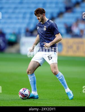 Liam Kitching de Coventry City se réchauffe avant le match de deuxième tour de la Coupe Carabao au Coventry Building Society Arena, à Coventry. Date de la photo : mardi 27 août 2024. Banque D'Images