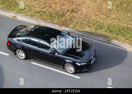 OSTRAVA, TCHÉQUIE - 22 SEPTEMBRE 2023 : Volvo S90 Executive car avec effet de flou de mouvement Banque D'Images