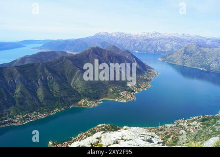 Vue aérienne de la baie de Kotor, Monténégro : la mer Adriatique, la péninsule de Vrmac, le mont Orjen et de nombreuses petites villes. Paysage du Pestingrad Banque D'Images