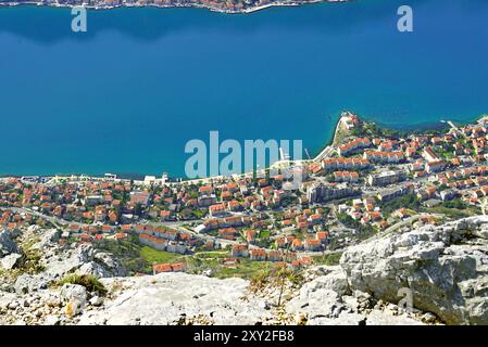 Vue aérienne des bâtiments en bord de mer - immobilier dans la baie de Kotor. Les eaux Adriatiques et la partie sud de Dobrota depuis le sommet de Pestingrad Banque D'Images