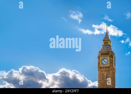 Vue de dessus de la Tour de l'horloge Big Ben vu en détail de son ornement en or et traverser le capital par une journée lumineuse avec un ciel bleu clair et rétro-éclairé cl Banque D'Images