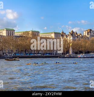 Les amis et les familles apprécient les sports nautiques dans les kayaks et canoës sur la Tamise et naviguent sur des bateaux de plaisance avec la lumière du soir sur la rivière W. Banque D'Images