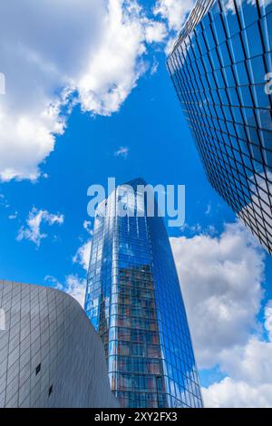 Vue en bas angle du gratte-ciel en verre bleu moderne avec un ciel bleu clair avec quelques nuages blancs reflétés dans ses fenêtres. Londres. Royaume-Uni. Banque D'Images