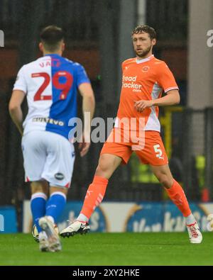 Matthew Pennington de Blackpool en action lors du match de la Carabao Cup Blackburn Rovers vs Blackpool à Ewood Park, Blackburn, Royaume-Uni, le 27 août 2024 (photo de Craig Thomas/News images) Banque D'Images