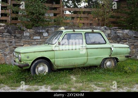 Vieille voiture rétro Zaporozhets se trouve dans le parc Banque D'Images