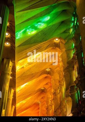 BARCELONE, ESPAGNE - 21 DÉCEMBRE 2015 - vitraux de la Sagrada Familia, cathédrale gothique d'Antonio Gaudi Banque D'Images