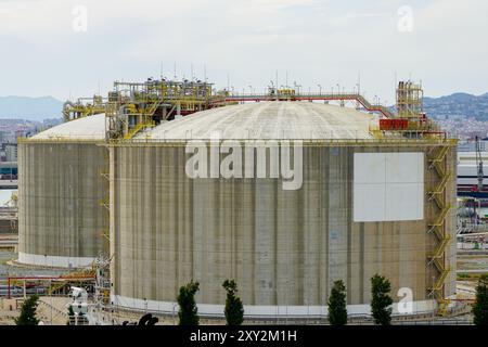 Terminal de GNL grands réservoirs de stockage dans le port de Barcelone, approvisionnement en gaz naturel liquéfié, diversification des sources d'énergie Banque D'Images