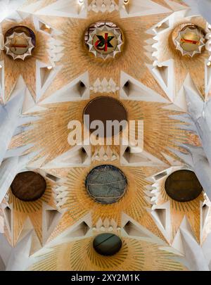 BARCELONE, ESPAGNE - 21 DÉCEMBRE 2015 - intérieur de la Sagrada Familia, cathédrale gothique d'Antonio Gaudi Banque D'Images