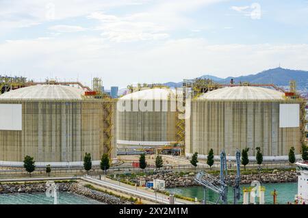 Terminal de GNL grands réservoirs de stockage dans le port de Barcelone, approvisionnement en gaz naturel liquéfié, diversification des sources d'énergie Banque D'Images