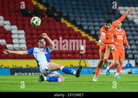 Rob Apter de Blackpool tire au but lors du match de la Carabao Cup Blackburn Rovers vs Blackpool à Ewood Park, Blackburn, Royaume-Uni, le 27 août 2024 (photo par Craig Thomas/News images) in, le 25/08/2024. (Photo de Craig Thomas/News images/SIPA USA) crédit : SIPA USA/Alamy Live News Banque D'Images