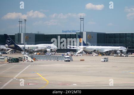 Avions Lufthansa à l'aéroport de Francfort, Allemagne Banque D'Images