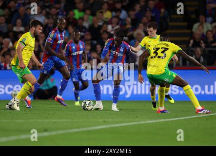 Eberechi Eze de Crystal Palace en action contre Jose Cordoba de Norwich City (à droite) lors du match de deuxième tour de la Carabao Cup à Selhurst Park, Londres. Date de la photo : mardi 27 août 2024. Banque D'Images