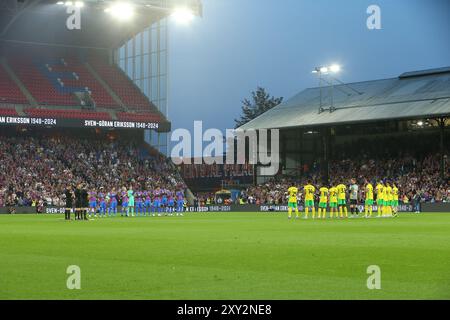 Selhurst Park, Selhurst, Londres, Royaume-Uni. 27 août 2024. Carabao Cup second Round Football, Crystal Palace contre Norwich City ; Une minute d'applaudissements avant le début du match en mémoire de l'ancien entraîneur anglais Sven-Goran Eriksson. Crédit : action plus Sports/Alamy Live News Banque D'Images