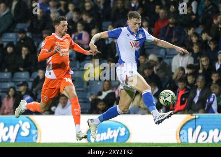 Blackburn, Royaume-Uni. 27 août 2024. Ewood Park, Blackburn, Angleterre, 27 août 2024 : Hayden carter (17 Blackburn Rovers) contrôle le ballon lors du match de la deuxième ronde de la Carabao Cup entre Blackburn Rovers et Blackpool à Ewood Park à Blackburn, Angleterre, le 27 août 2024. (Sean Chandler/SPP) crédit : photo de presse sportive SPP. /Alamy Live News Banque D'Images