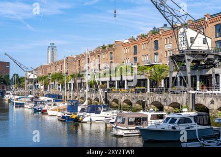 Rotterdam Marina, gastronomie, Ausgehviertel, Sportboot Hafen, Segelboote, Motoryachten, im Binnenhaven, Stadtteil Feijenoord, Rotterdam, Niederlande Wasserbus *** Rotterdam Marina, gastronomie, vie nocturne, port de plaisance, bateaux à voile, yachts à moteur, dans le port intérieur, district de Feijenoord, Rotterdam, pays-Bas Waterbus Banque D'Images