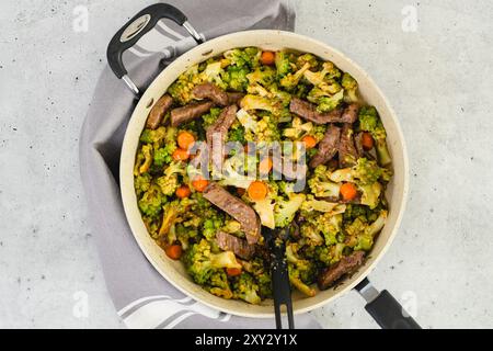 Bœuf et brocoli avec sauce sautée recette. Délicieux repas cuit dans une poêle, gros plan sur la table de cuisine, plat Banque D'Images