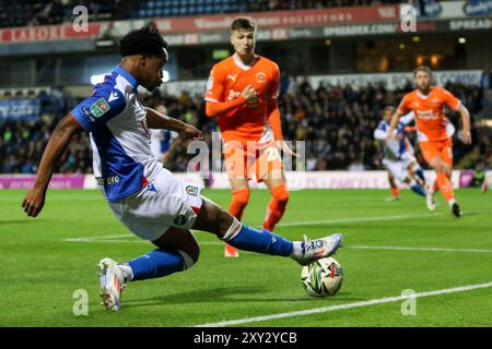 Blackburn, Royaume-Uni. 27 août 2024. Ewood Park, Blackburn, Angleterre, 27 août 2024 : Leo Duru (39 Blackburn Rovers) contrôle le ballon lors du match de la deuxième ronde de la Carabao Cup entre Blackburn Rovers et Blackpool à Ewood Park à Blackburn, Angleterre, le 27 août 2024. (Sean Chandler/SPP) crédit : photo de presse sportive SPP. /Alamy Live News Banque D'Images