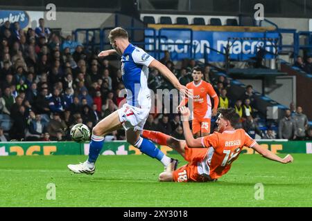 Jake Beesley de Blackpool tire au but lors du match de la Carabao Cup Blackburn Rovers vs Blackpool à Ewood Park, Blackburn, Royaume-Uni, le 27 août 2024 (photo par Craig Thomas/News images) in, le 25/08/2024. (Photo de Craig Thomas/News images/SIPA USA) crédit : SIPA USA/Alamy Live News Banque D'Images