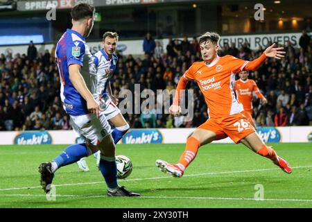 Blackburn, Royaume-Uni. 27 août 2024. Ewood Park, Blackburn, Angleterre, 27 août 2024 : Zac Ashworth (26 Blackpool) défend le ballon lors du match de la deuxième ronde de la Carabao Cup entre Blackburn Rovers et Blackpool à Ewood Park à Blackburn, Angleterre, le 27 août 2024. (Sean Chandler/SPP) crédit : photo de presse sportive SPP. /Alamy Live News Banque D'Images