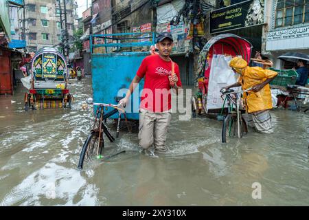 Chittagong, Bangladesh. 22 août 2024. Chittagong pleut sans cesse depuis une semaine, provoquant des inondations dans plusieurs zones, perturbant les routes et les transports publics. La circulation routière à Bahaddarhat, Muradpur, Mohammadpur, Shulakbahar, Badurtala, Chawkbazar, Baklia, Rahattarpul, DC Road, Agrabad est très limité, les routes sont profondes dans l'eau. Bangladesh, 22 août 2024. (Photo de Md. Zakir Hossain/Pacific Press/Sipa USA) crédit : Sipa USA/Alamy Live News Banque D'Images