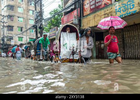 Chittagong, Bangladesh. 22 août 2024. Chittagong pleut sans cesse depuis une semaine, provoquant des inondations dans plusieurs zones, perturbant les routes et les transports publics. La circulation routière à Bahaddarhat, Muradpur, Mohammadpur, Shulakbahar, Badurtala, Chawkbazar, Baklia, Rahattarpul, DC Road, Agrabad est très limité, les routes sont profondes dans l'eau. Bangladesh, 22 août 2024. (Photo de Md. Zakir Hossain/Pacific Press/Sipa USA) crédit : Sipa USA/Alamy Live News Banque D'Images