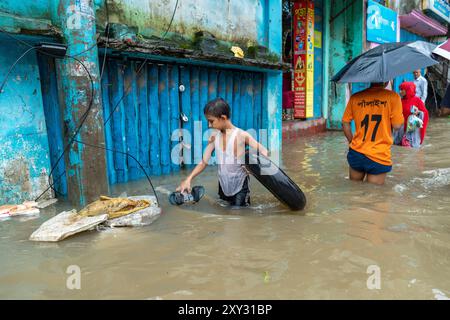 Chittagong, Bangladesh. 22 août 2024. Chittagong pleut sans cesse depuis une semaine, provoquant des inondations dans plusieurs zones, perturbant les routes et les transports publics. La circulation routière à Bahaddarhat, Muradpur, Mohammadpur, Shulakbahar, Badurtala, Chawkbazar, Baklia, Rahattarpul, DC Road, Agrabad est très limité, les routes sont profondes dans l'eau. Bangladesh, 22 août 2024. (Photo de Md. Zakir Hossain/Pacific Press/Sipa USA) crédit : Sipa USA/Alamy Live News Banque D'Images