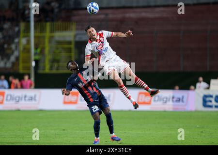 Cristiano Bani de Mantova 1911 contrasté par Christian Kouan de Cosenza Calcio 1914 lors du match de championnat italien de football Serie B Banque D'Images