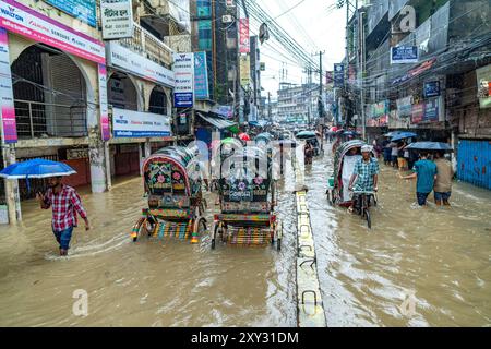 Chittagong, Bangladesh. 22 août 2024. Chittagong pleut sans cesse depuis une semaine, provoquant des inondations dans plusieurs zones, perturbant les routes et les transports publics. La circulation routière à Bahaddarhat, Muradpur, Mohammadpur, Shulakbahar, Badurtala, Chawkbazar, Baklia, Rahattarpul, DC Road, Agrabad est très limité, les routes sont profondes dans l'eau. Bangladesh, 22 août 2024. (Photo de Md. Zakir Hossain/Pacific Press/Sipa USA) crédit : Sipa USA/Alamy Live News Banque D'Images