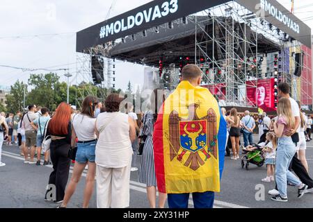 Chisinau, Republik Moldau 27. Août 2024 : Unabhängigkeitstag der Republik Moldau - 2024 Im Bild : Zuschauer sind in Fahnen der Republik Moldau gewickelt, Piata Neamul Adunari nationale Orhei *** Chisinau, République de Moldova 27 août 2024 jour de l'indépendance de la République de Moldova 2024 dans l'image, les spectateurs sont enveloppés de drapeaux de la République de Moldova, Piata Neamul Adunari National Orhei Copyright : xFotostandx/xNiewelerx Banque D'Images