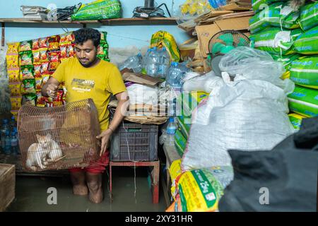 Chittagong, Bangladesh. 22 août 2024. Chittagong pleut sans cesse depuis une semaine, provoquant des inondations dans plusieurs zones, perturbant les routes et les transports publics. La circulation routière à Bahaddarhat, Muradpur, Mohammadpur, Shulakbahar, Badurtala, Chawkbazar, Baklia, Rahattarpul, DC Road, Agrabad est très limité, les routes sont profondes dans l'eau. Bangladesh, 22 août 2024. (Photo de Md. Zakir Hossain/Pacific Press/Sipa USA) crédit : Sipa USA/Alamy Live News Banque D'Images