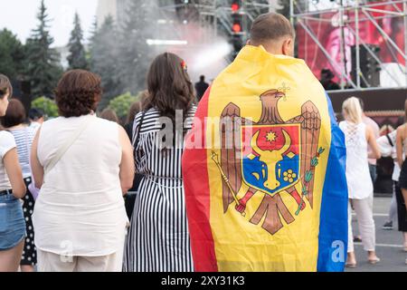 Chisinau, Republik Moldau 27. Août 2024 : Unabhängigkeitstag der Republik Moldau - 2024 Im Bild : Zuschauer sind in Fahnen der Republik Moldau gewickelt, Piata Neamul Adunari nationale Orhei *** Chisinau, République de Moldova 27 août 2024 jour de l'indépendance de la République de Moldova 2024 dans l'image, les spectateurs sont enveloppés de drapeaux de la République de Moldova, Piata Neamul Adunari National Orhei Copyright : xFotostandx/xNiewelerx Banque D'Images