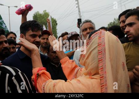 Srinagar, Inde. 27 août 2024. (8/27/2024) Une femme faisant l'éloge du leader démocratique populaire Waheed UR Rehman para avant de déposer aujourd'hui ses documents de candidature dans le district de Pulwama au sud du Cachemire. (Photo de Nisar ul Haq Allaie/Pacific Press/Sipa USA) crédit : Sipa USA/Alamy Live News Banque D'Images