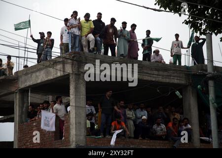 Srinagar, Inde. 27 août 2024. (8/27/2024) les partisans du candidat démocratique populaire Waheed UR Rehman para attendent devant le bureau électoral de la ville de Pulwama. (Photo de Nisar ul Haq Allaie/Pacific Press/Sipa USA) crédit : Sipa USA/Alamy Live News Banque D'Images