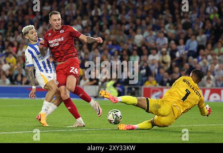 Brighton et Hove, Royaume-Uni. 27 août 2024. Julio Enciso de Brighton a son tir bloqué par Jojo Wollacott de Crawley Town alors qu'il est défié par Toby Mullarkey de Crawley Town lors du match de la Coupe Carabao à l'AMEX Stadium, Brighton et Hove. Le crédit photo devrait se lire : Paul Terry/Sportimage crédit : Sportimage Ltd/Alamy Live News Banque D'Images