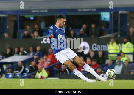 Liverpool, Royaume-Uni. 27 août 2024. Dwight McNeil d'Everton tente un tir. Carabao Cup, EFL Cup 2nd round match, Everton v Doncaster Rovers au Goodison Park à Liverpool le mardi 27 août 2024. Cette image ne peut être utilisée qu'à des fins éditoriales. Usage éditorial exclusif, photo de Chris Stading/Andrew Orchard photographie sportive/Alamy Live News crédit : Andrew Orchard photographie sportive/Alamy Live News Banque D'Images