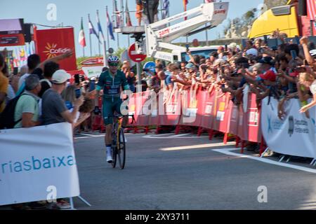 Bayoma,Pontevedra,Espagne ; août,27,2024;moment palpitant où les cyclistes franchissent la ligne d'arrivée à Bayona lors d'une étape de la Vuelta a España. L'atmosp Banque D'Images