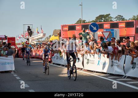 Bayoma,Pontevedra,Espagne ; août,27,2024;moment palpitant où les cyclistes franchissent la ligne d'arrivée à Bayona lors d'une étape de la Vuelta a España. L'atmosp Banque D'Images