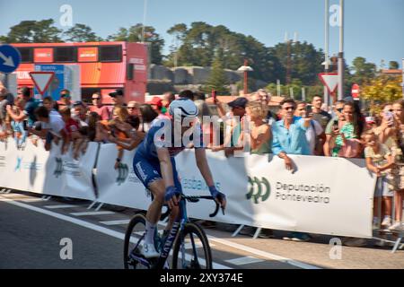 Bayoma,Pontevedra,Espagne ; août,27,2024;moment palpitant où les cyclistes franchissent la ligne d'arrivée à Bayona lors d'une étape de la Vuelta a España. L'atmosp Banque D'Images