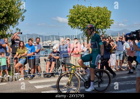 Bayoma,Pontevedra,Espagne ; août,27,2024;moment palpitant où les cyclistes franchissent la ligne d'arrivée à Bayona lors d'une étape de la Vuelta a España. L'atmosp Banque D'Images