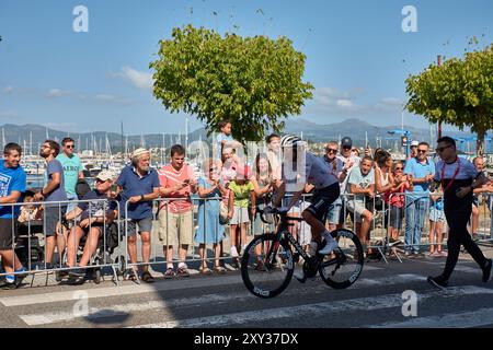 Bayoma,Pontevedra,Espagne ; août,27,2024;moment palpitant où les cyclistes franchissent la ligne d'arrivée à Bayona lors d'une étape de la Vuelta a España. L'atmosp Banque D'Images