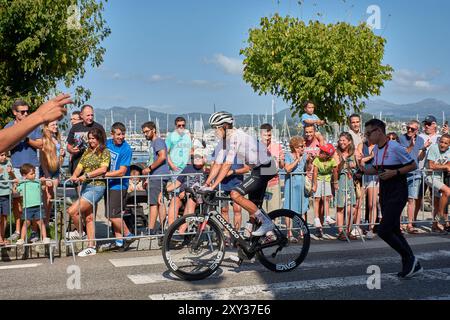 Bayoma,Pontevedra,Espagne ; août,27,2024;moment palpitant où les cyclistes franchissent la ligne d'arrivée à Bayona lors d'une étape de la Vuelta a España. L'atmosp Banque D'Images